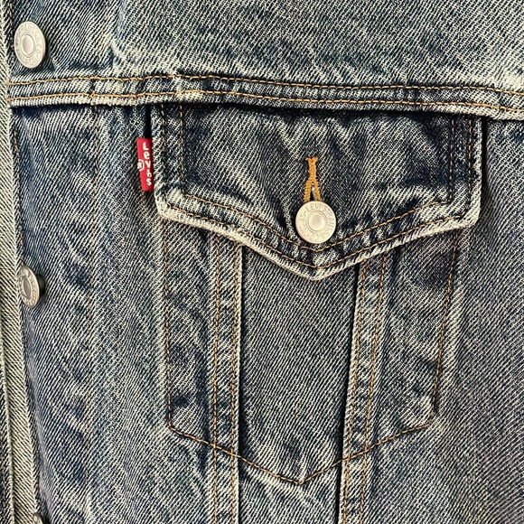 Women’s L Levi’s Jean Jacket - Picture 3 of 3